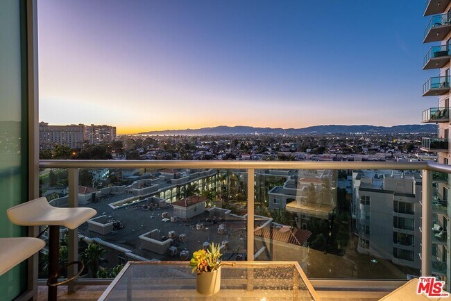 Building Photo - 13700 Marina Pointe Dr