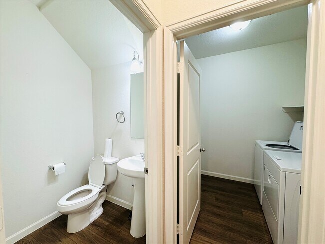 Building Photo - 1013 Pitch Pne Ct