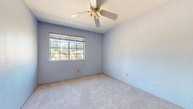 Building Photo - 490 Silvertail Pl