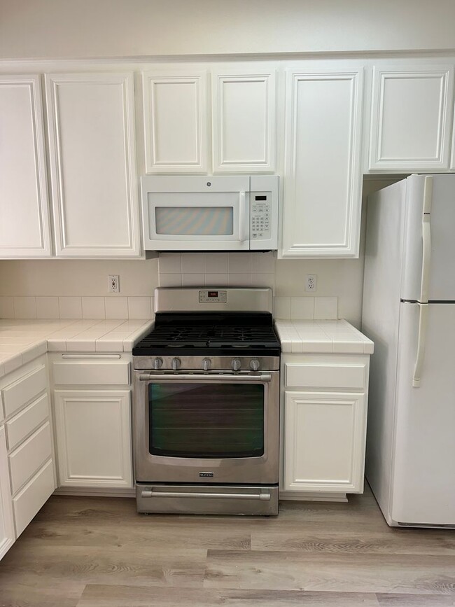 Building Photo - Centrally Located Townhome w/ 2 Car Garage...