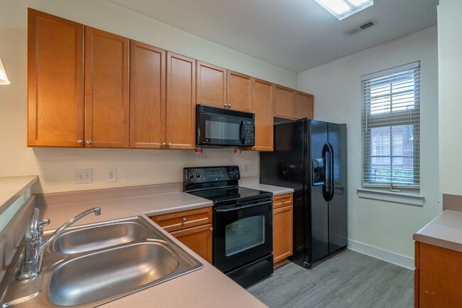 Building Photo - Wonderful 2bd/2bth uptown condo! lots of space in a beautiful building