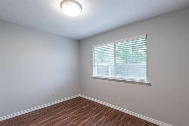 Building Photo - 304 W William Cannon Dr