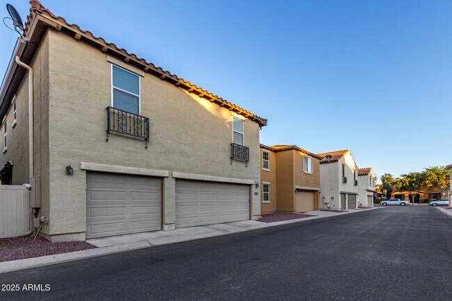 Building Photo - 955 S Henry Ln