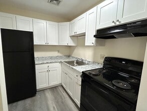 Building Photo - Briston Manor West