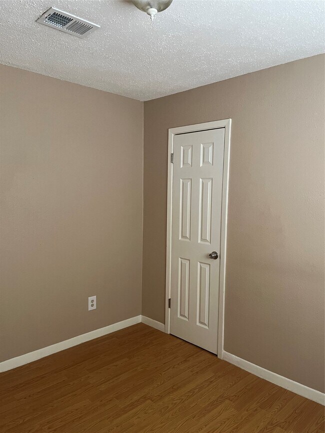 Building Photo - 10018 Valley Wind Dr