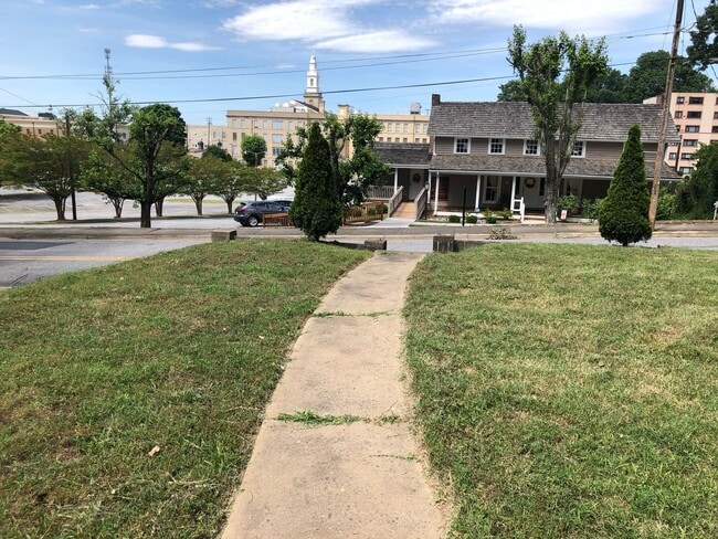 Building Photo - 310 Ridge St NW