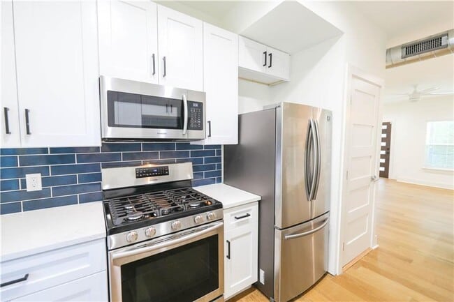 Building Photo - 8 Bedrooms 8 Baths Pre-leasing Now for 202...