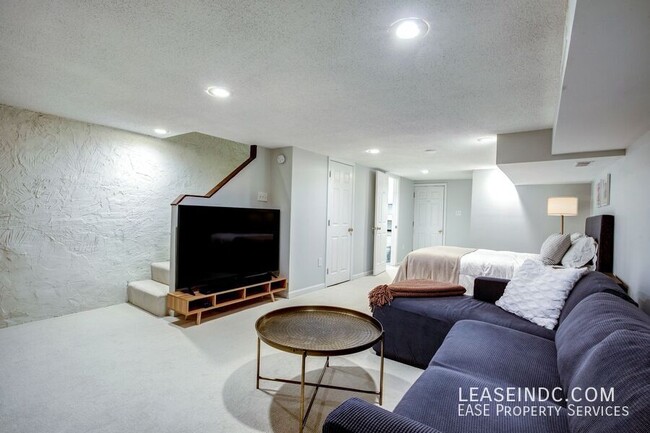 Building Photo - 719 Gallatin St NW