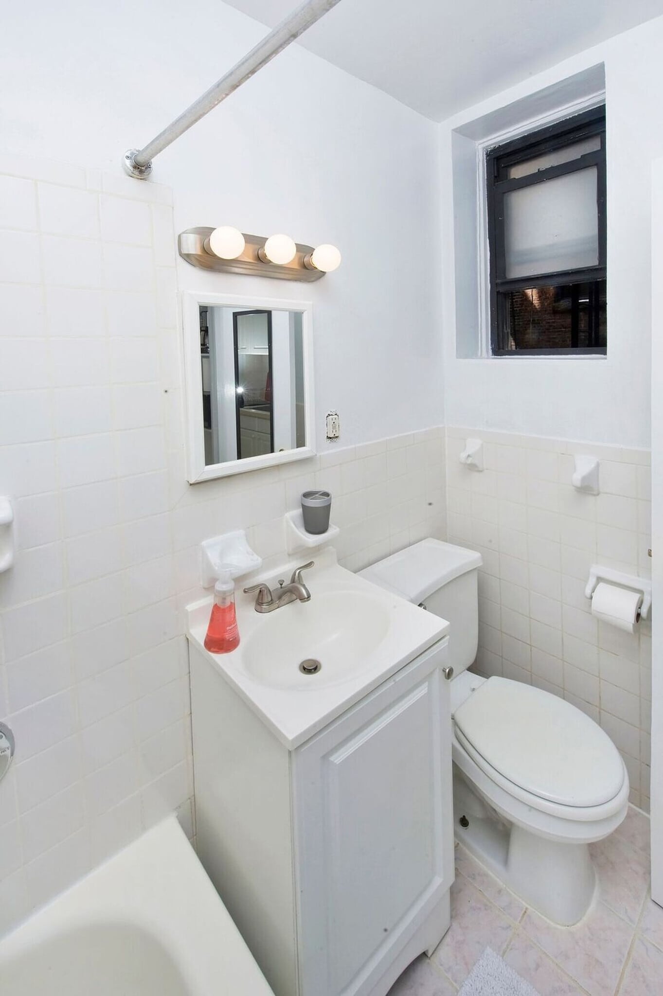 Building Photo - 335 E 94th St