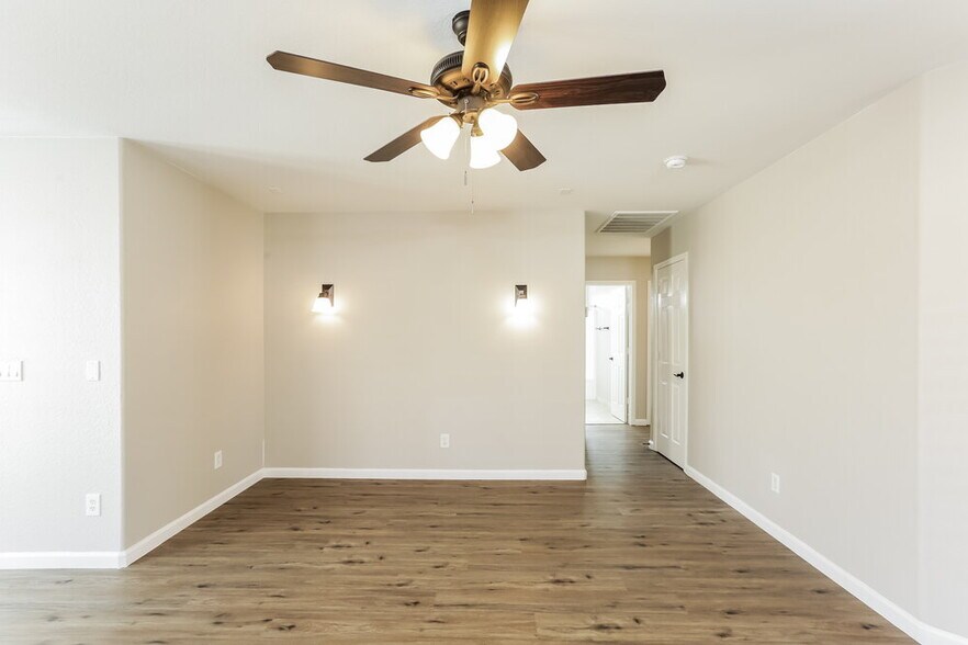 Building Photo - 2638 E Valencia Dr