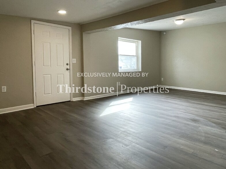 Building Photo - 10452 Pinehurst Dr