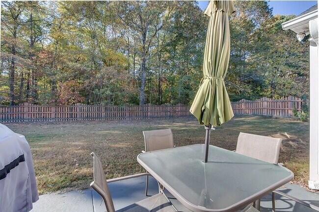 Building Photo - The perfect 3 bed, 2 bath home located in ...