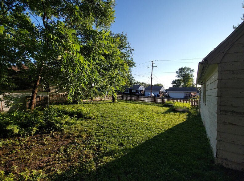Building Photo - 1729 W Rogers Ave