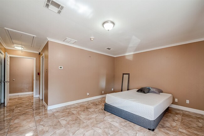 Building Photo - 7711 Beechnut St
