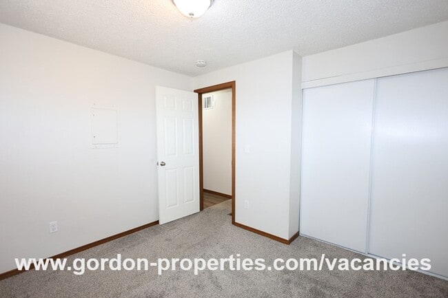 Building Photo - Webster Rd - Gladstone 2 bedroom duplex