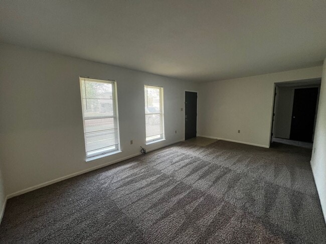 Building Photo - 3 Bedroom/1.5 bathroom Duplex