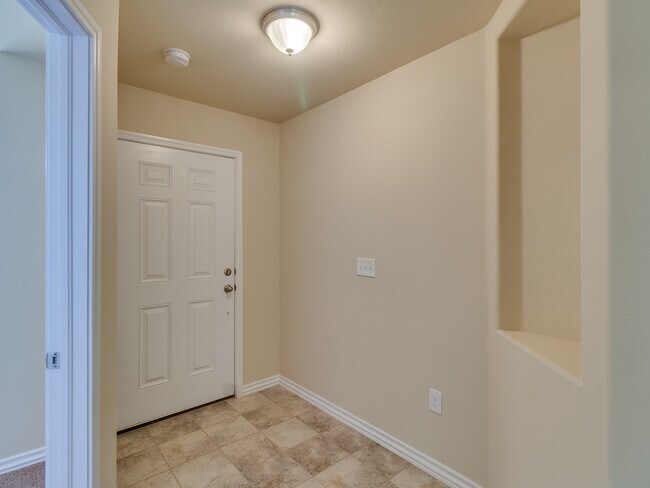 Building Photo - 4 Bedrooms/2 Baths in Falling Springs Addition - Deer Creek Schools - Community Pool