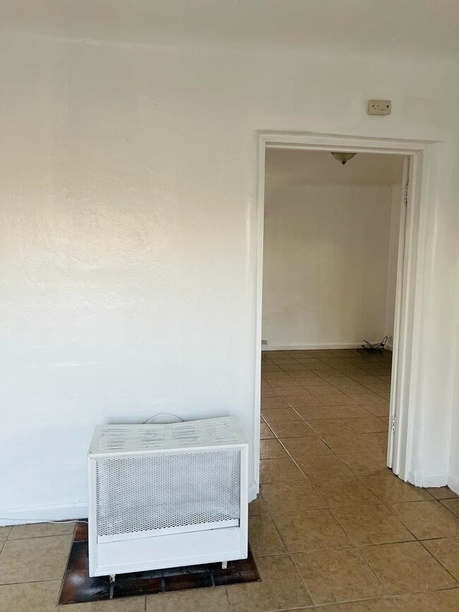 Building Photo - One Bedroom Cottage Available Now