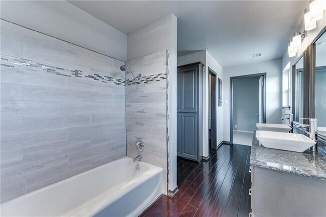 Building Photo - Luxury Living in Quail Creek!!