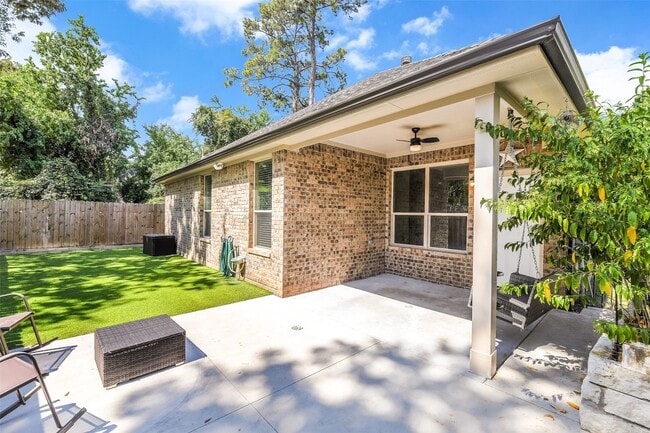 Building Photo - 12635 Lakeshore Dr