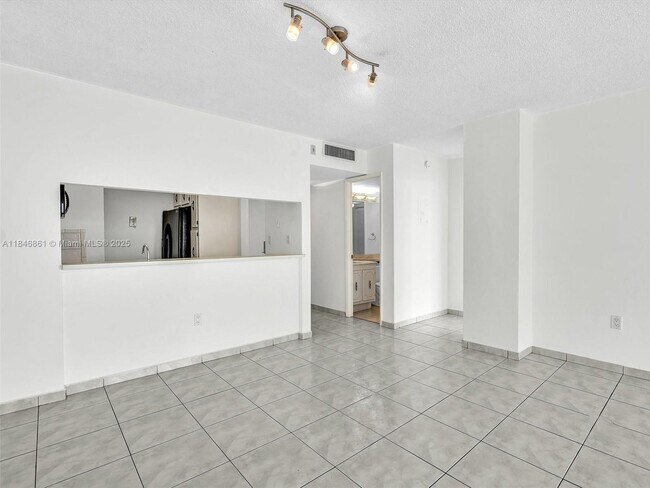 Building Photo - 600 NE 36th St