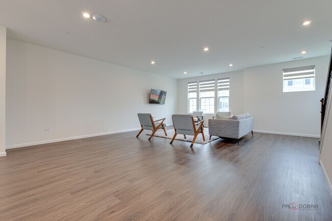 Building Photo - 121 Yorktown Ct