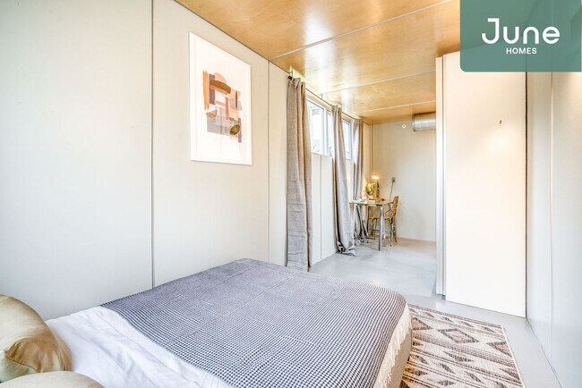 Building Photo - ROOM ONLY in 6-bed/6.0-bath Home