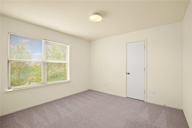 Building Photo - 2204 Cottontail Dr