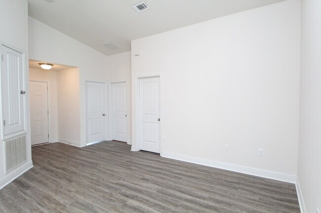Building Photo - Updated 3-Bedroom, 2-Bath Home with Modern...