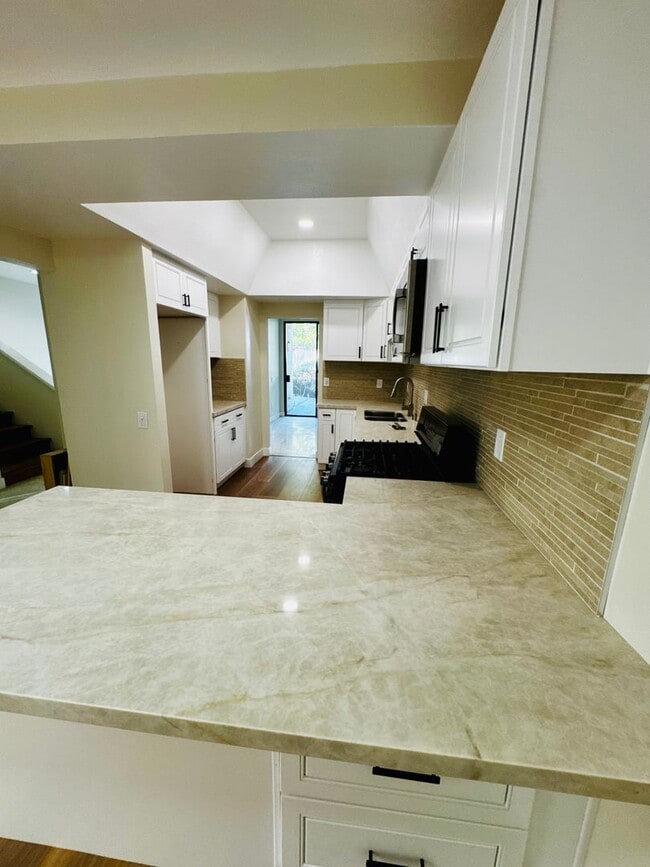 Building Photo - Remodelled 3/3 Townhome For Rent in Huntington Harbor!