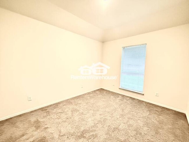 Building Photo - Ready for Move-In! Established neighborhoo...