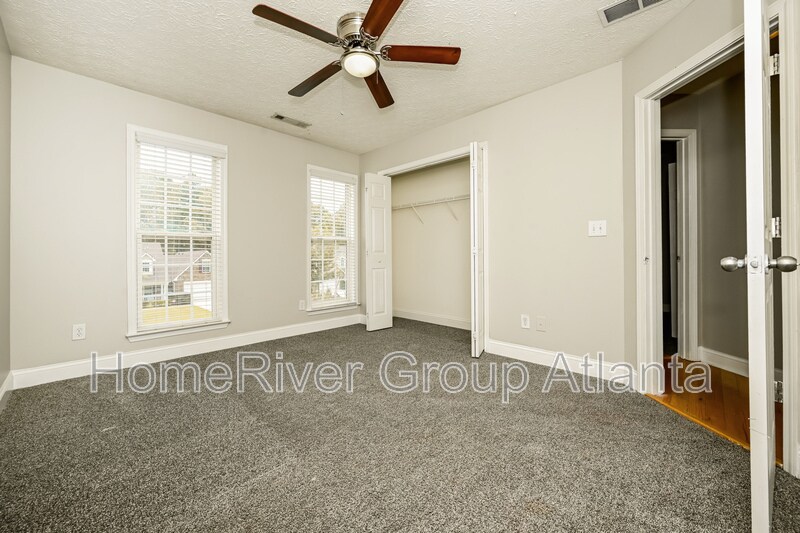 Building Photo - 220 Creekside Cir