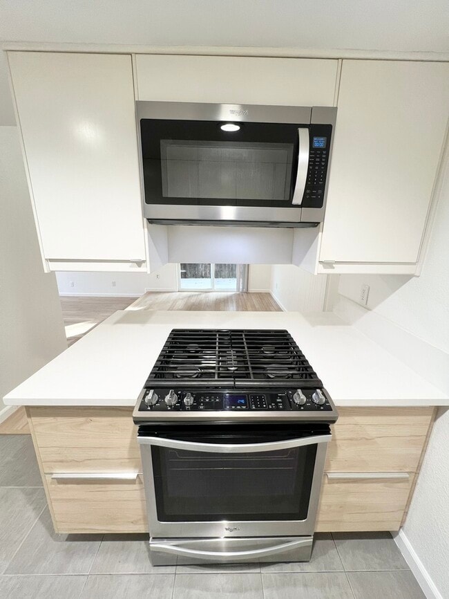 Building Photo - Spacious and recently remodeled 2 bedroom 1 bathroom duplex!