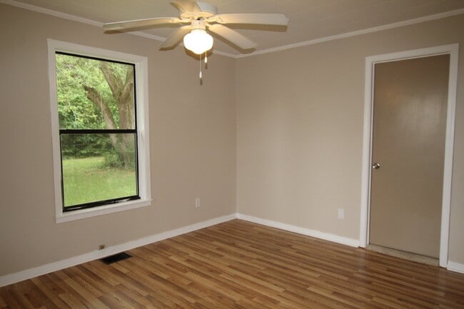 Building Photo - Available Now – 3BR/2BA Home Near HWY 90, ...
