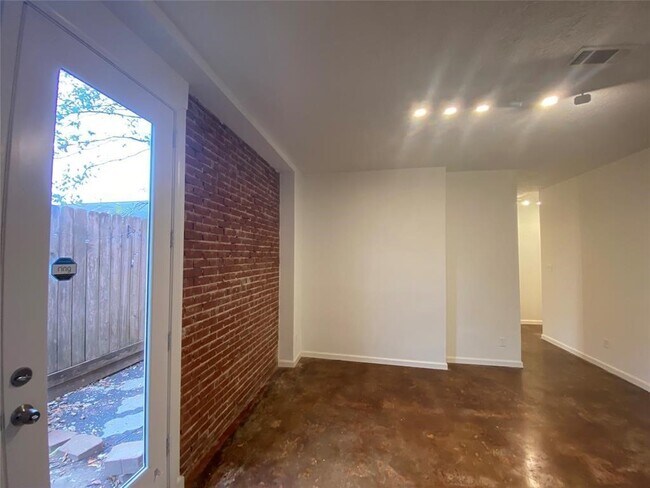 Building Photo - 1112 Lawrence St