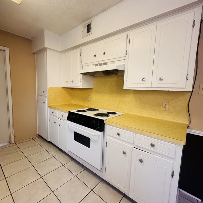 Building Photo - Spacious 3 Bedroom, 2.5 Bathroom Townhome in West End Beaumont