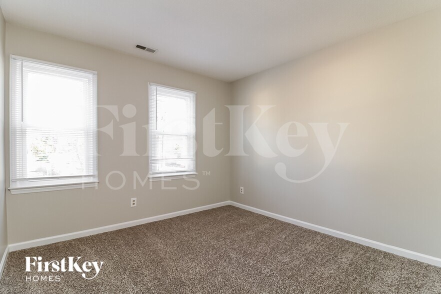 Building Photo - 104 Longneedle Ct