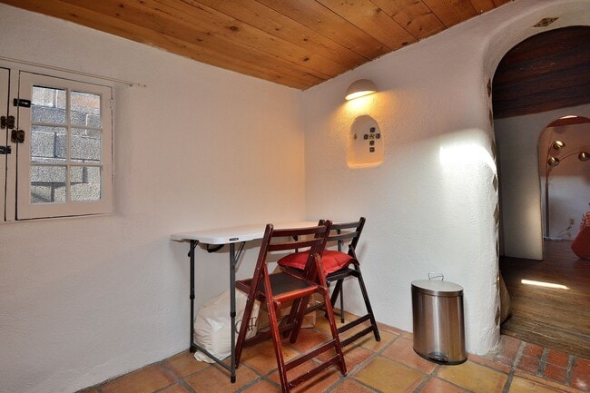 Building Photo - 142 Duran St