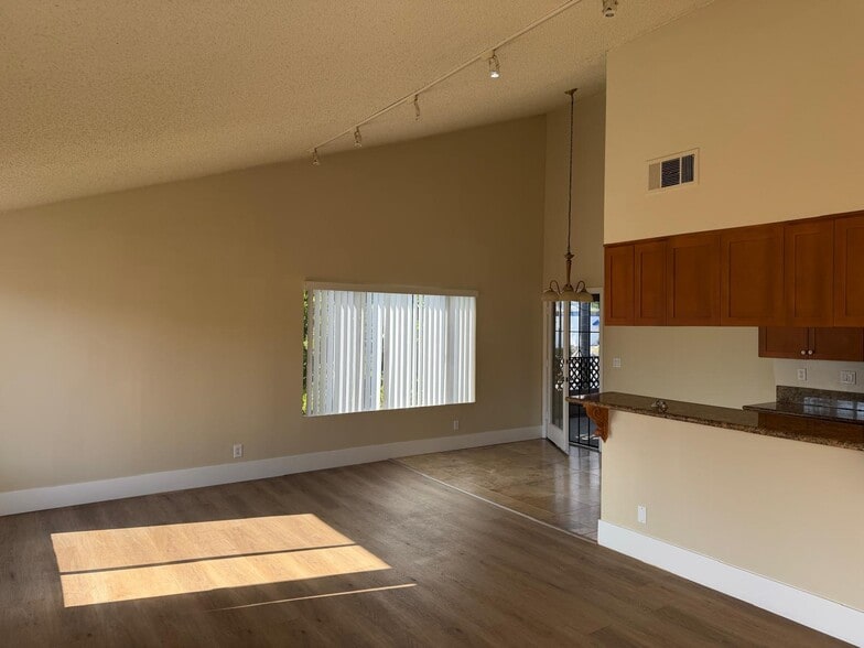 Building Photo - 1760 Temple Ave