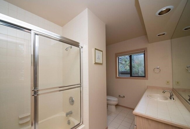 Building Photo - Fully Furnished Eaglewood Condo in Sunriver – Pool, Golf & Trails at Your Doorstep