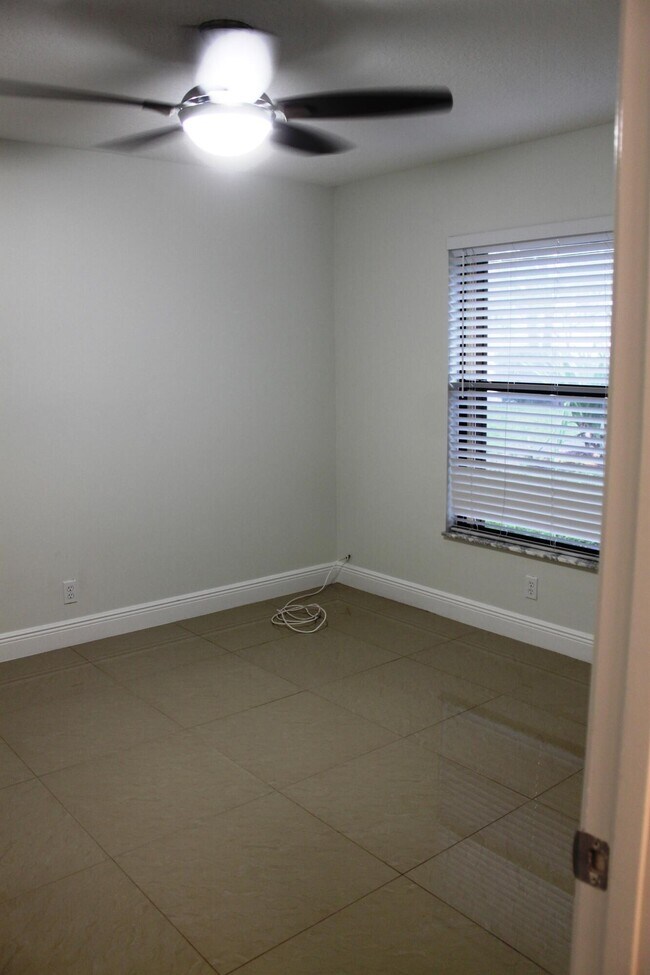Building Photo - 1518 Primrose Ln