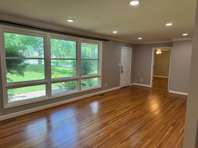 Building Photo - 5015 Manuel Dr