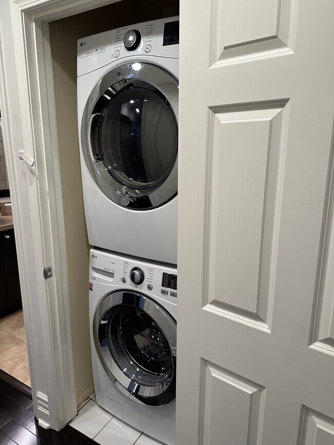 Building Photo - 850 N Croft Ave