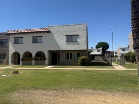 beautiful end unit - 2936 E Clarendon Ave