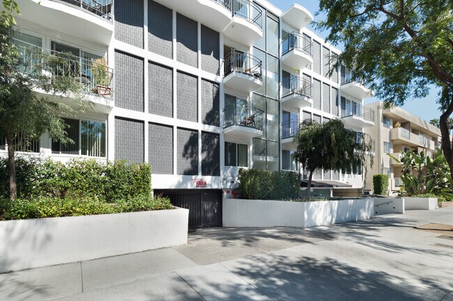 Building Photo - 526 N Orlando Ave