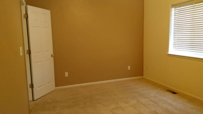 Building Photo - Nice 2 Story Townhome with Attached Garage...