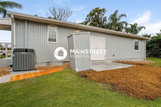 Building Photo - 3 Bedroom Pet-Friendly Home in Fort Myers, FL with Main Street Renewal