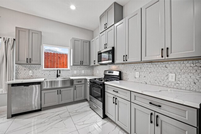 Building Photo - 5027 Dickens Rd