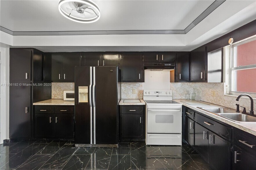 Building Photo - 1351 NE Miami Gardens Dr