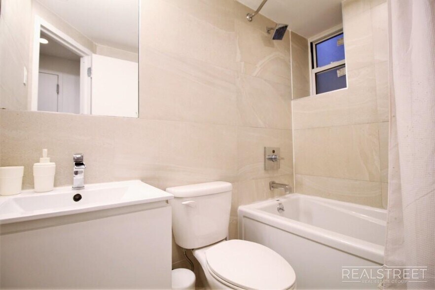 Building Photo - 4 Bed 2 Bath Duplex in BedStuy!